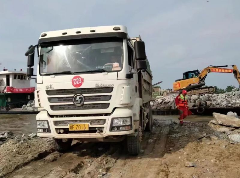 【深夜集结】省地建集团百余辆车3000吨碎石料驰援华容防汛救灾一线